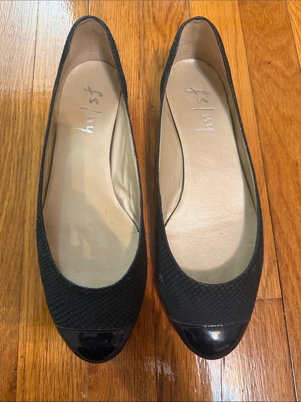 Fslny Black Women's Round-Toe Flats with Alligator pattern & Patent Cap Toe
